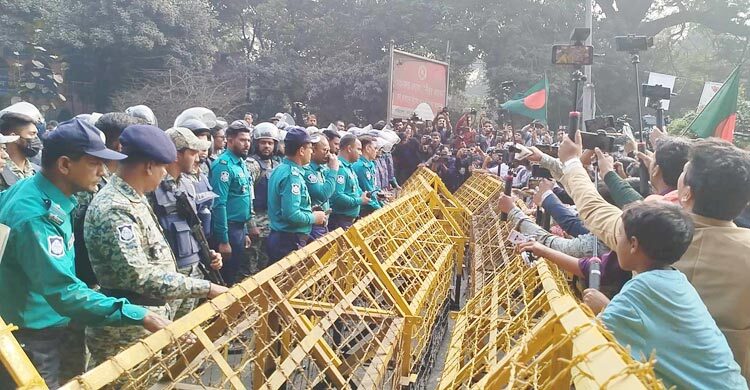 ইনকিলাব মঞ্চের মিছিলে পুলিশের বাধা, শিক্ষা ভবন মোড়ে অবস্থান